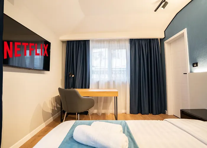 מלון דירות Emil Balaban Luxury 4*